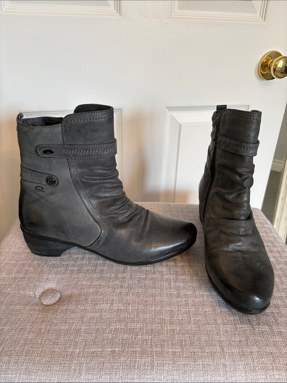 DENVER HAYES Dark Grey Leather Ankle Boots